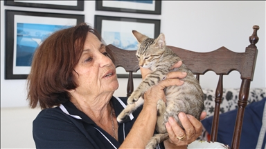 Eşinin ölümünden sonra evine aldığı 15 kediye "anne şefkatiyle" bakıyor