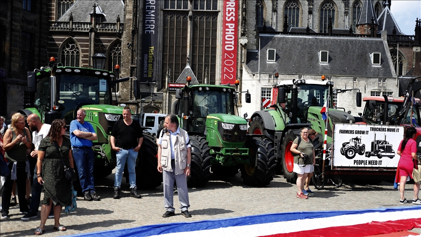 Hollanda'da çiftçi protestolarında 100'den fazla gözaltı