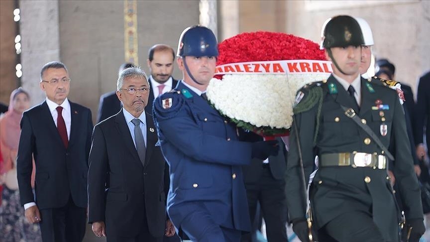 Le roi de Malaisie visite le mausolée d'Atatürk à Ankara