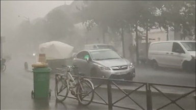 Fransa'nın başkenti Paris'te şiddetli yağış ve fırtına etkili oldu