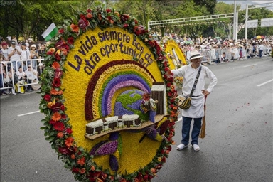 Kolombiya'da Uluslararası Çiçek Festivali'ne binlerce kişi katıldı