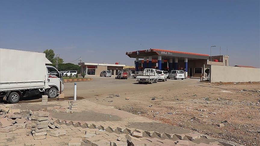 Syrians in PKK/YPG-occupied Hasakah wait in long queues for fuel