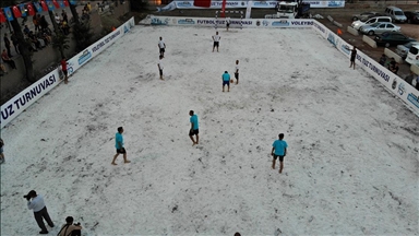 Çankırı'da tuz festivali öncesi tuzdan sahada maç yapıldı