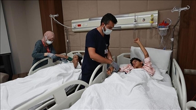 Dy vëllezër të vegjël palestinezë të plagosur në Gaza sillen për shërim në Türkiye