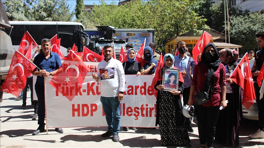 Malbatên zarokên wan hatine revandin çalakiya xwe ya li pêş avahiya HDPê ya Hekariyê domandin
