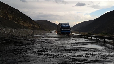 Heyelan nedeniyle kapanan Erzincan-Sivas kara yolu tek şeritli ulaşıma açıldı