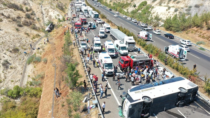 Gaziantep'te kaza yapan araca müdahale eden ekiplere yolcu otobüsü çarptı, 15 kişi öldü