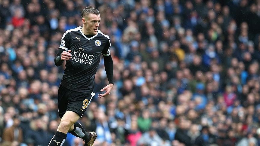 Leicester City extend Jamie Vardy's contract for 2 years