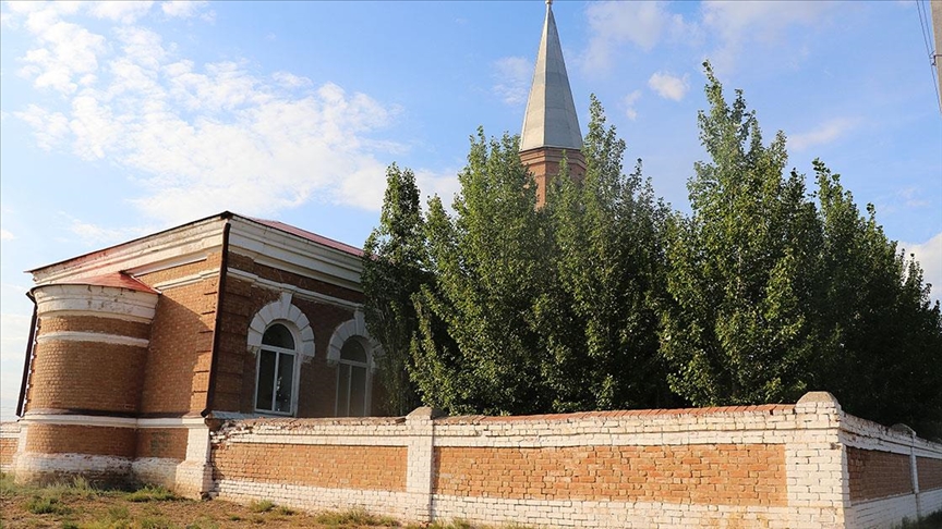 Kazakistan’da inşasında at sütü kullanılan asırlık cami orijinal rengini koruyor