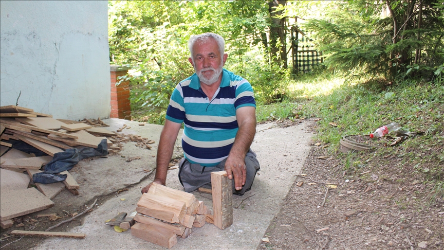 Hido Pljakić iz sela Vrapče kod Tutina: Amputirane mu obe noge, ali porodicu prehranio s dve ruke