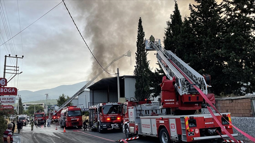 İzmir'deki fabrika yangını kontrol altına alındı