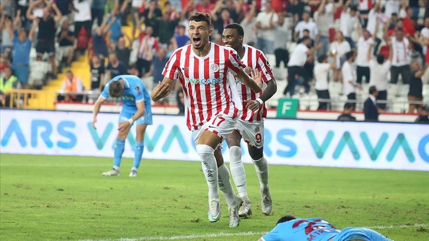 Antalyaspor, Trabzonspor’a karşı 7 gollük heyecanlı bir maça imza attı.