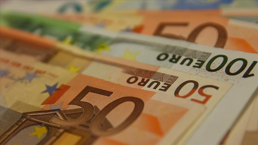 Euro falls below parity with dollar over expectations of hawkish Fed