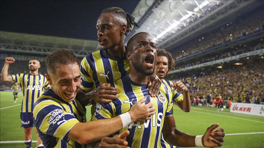 Fenerbahçe gollü galibiyetle liderliğe yükseldi 