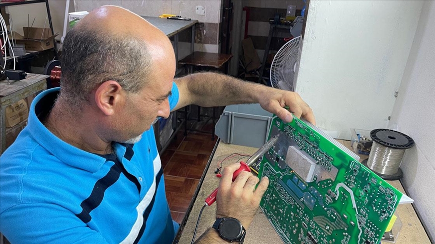 Lübnan'da "Tuk-Tuk" motor taksilerin sürücüleri güneş panellerinin ürettiği enerjiyle gaza basıyor
