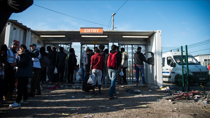 Nearly 1,300 migrants cross English Channel in new record