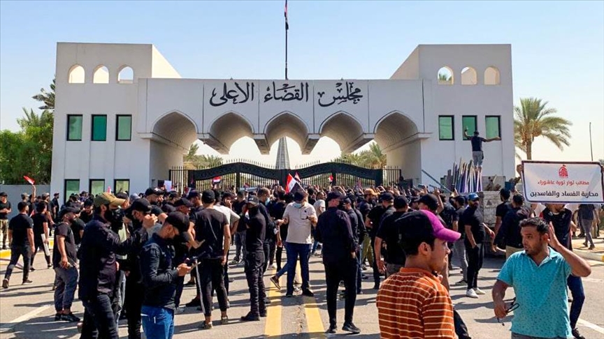 العراق.. الكاظمي يقطع زيارته لمصر إثر اعتصام أنصار "الصدري" في بغداد