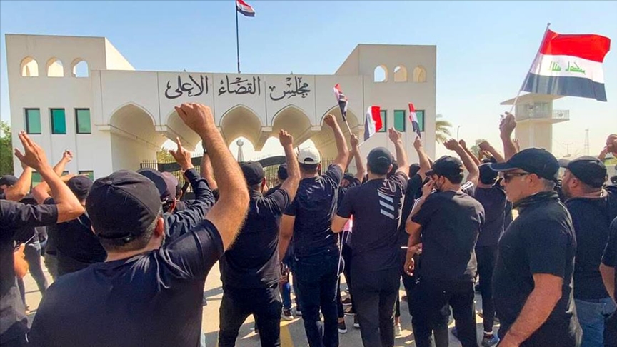 Destekçilerinin eylemi Irak'taki Şii lider Sadr ile yargıyı karşı karşıya getirdi