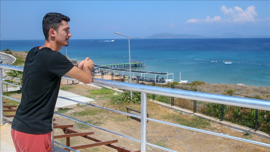Gençler, Çeşme ve Kuşadası'ndaki ücretsiz yurtlarda tatillerini geçiriyor
