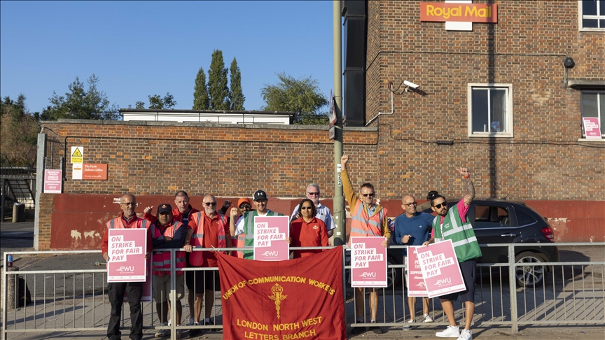 Thousands of UK postal workers stage mass walkout over pay row