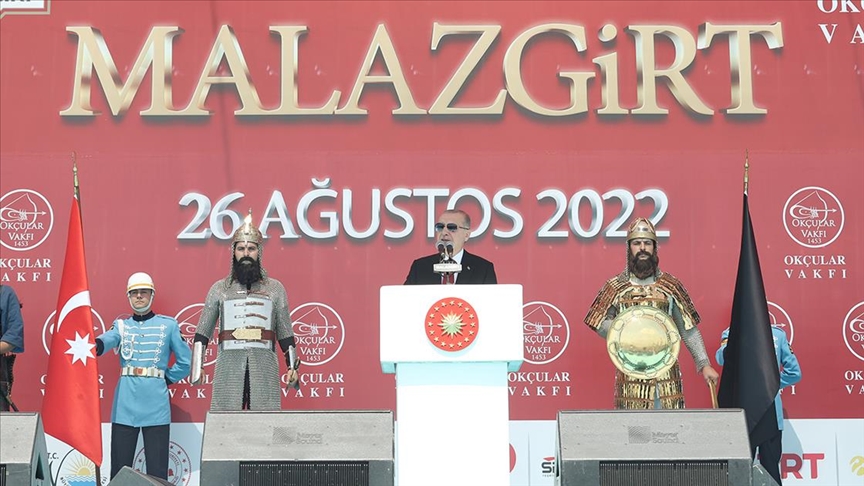 Cumhurbaşkanı Erdoğan: Bayrağımızda sembolleştirdiğimiz özgürlüğümüzü hedef alan hiç kimseyi affetmeyiz