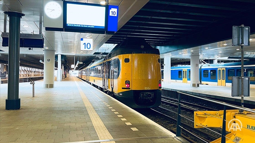 Een staking van spoorwegarbeiders in Nederland heeft een negatieve invloed op het dagelijks leven