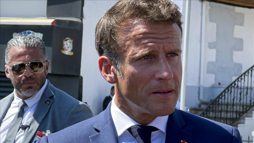 Macron écourte un bain de foule à Oran après des injures