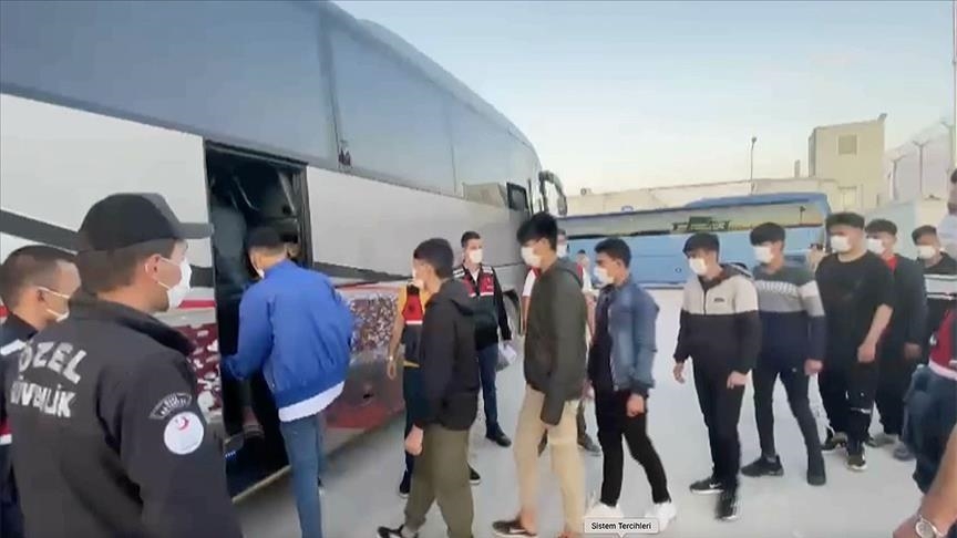 تركيا.. ترحيل 74 ألف مهاجر إلى بلادهم في 2022