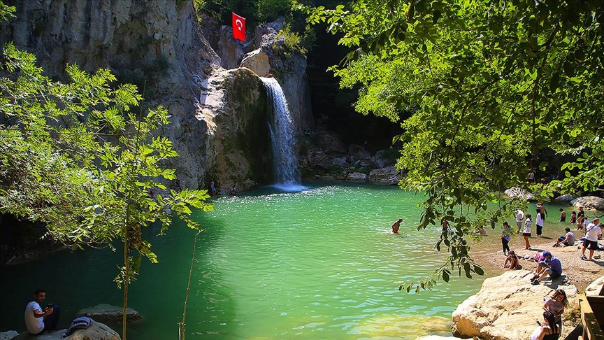 Kastamonu'nun "saklı güzelliği" Ilıca Şelalesi serinlemek isteyenlerin tercihi oldu