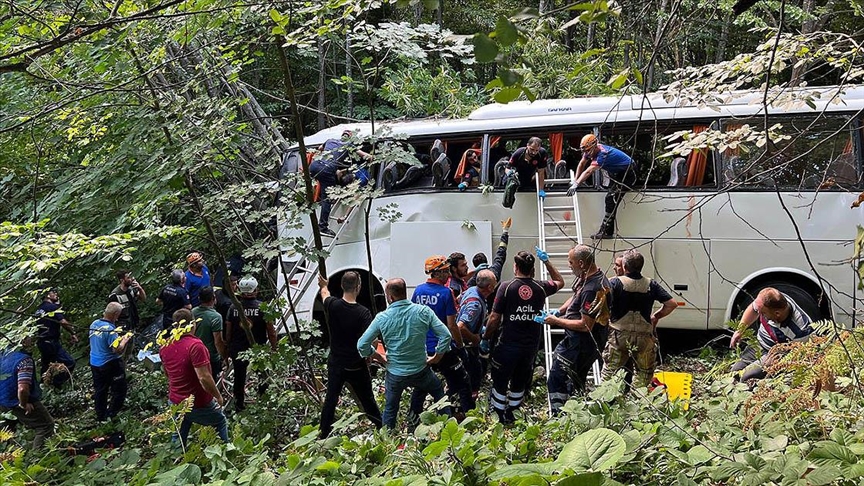 Bursa'da tur otobüsünün yoldan çıktığı kazada 5 kişi öldü, 35 kişi yaralandı