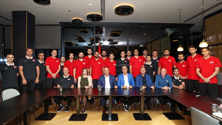 Dışişleri Bakanı Çavuşoğlu, Slovenya'da A Milli Erkek Voleybol Takımı'nı ziyaret etti