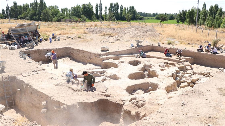 Kınık Höyük'te Demir Çağı'na ait yerleşim alanları ve renkli çömlekler bulundu