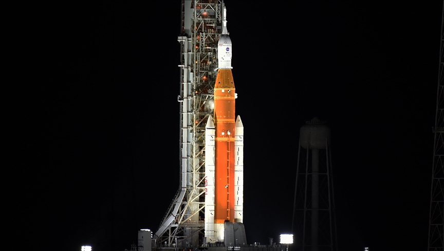 Artemis görevleriyle NASA, ay yüzeyinin daha önce hiç olmadığı kadar fazlasını keşfetmek için yenilikçi teknolojiler kullanarak ilk kadını ve ilk siyahi insanı Ay'a indirecek. Ticari ve uluslararası ortaklarla işbirliği yaparak Ay'da ilk uzun vadeli varlığı sağlayacağız. Ardından, bir sonraki dev adımı atmak için Ay'da ve çevresinde öğrendiklerimizi kullanacağız: ilk astronotları Mars'a göndermek. Uzay
