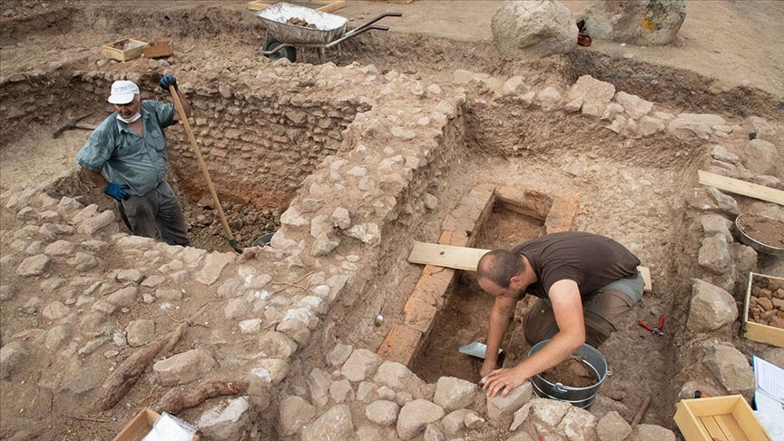 Antik Çağ'ın "Kuş Kahini Markos"un mezarı Bergama'da bulundu