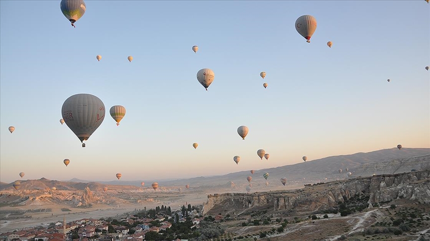 Kapadokya semalarını ay yıldızlı bayraklarla donatılan balonlar süsledi