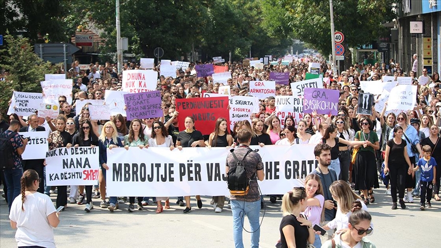 Kosovo: Hiljade okupljenih na protestu u Prištini zbog silovanja 11-godišnje devojčice