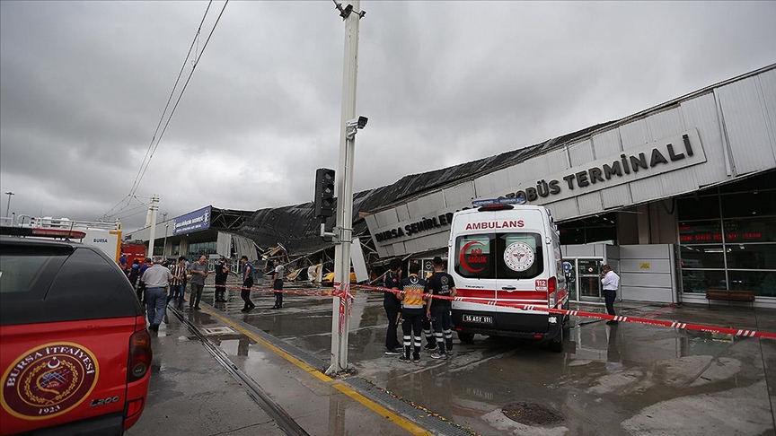 Bursa'da sağanak nedeniyle otobüs terminalinin çatı kısmında çökme meydana geldi