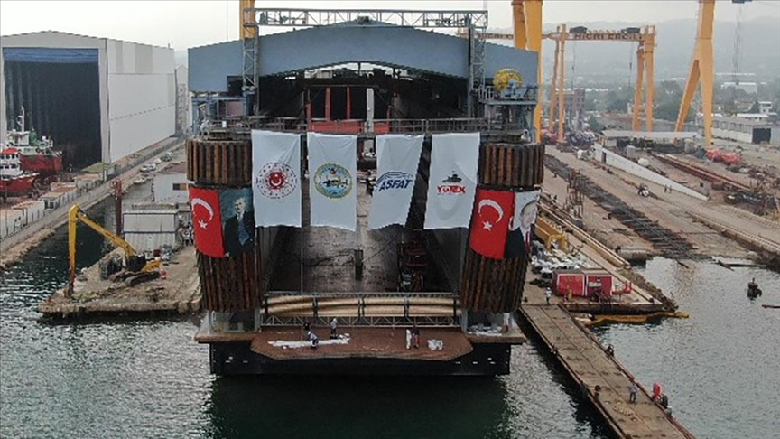 Dünyada kendi sınıfında tek olan denizaltı havuzu Yalova'da suya indirildi