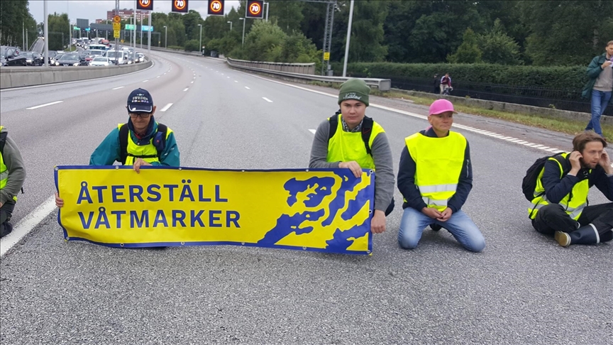 İsveç'te ambulansın da olduğu yolda trafiği kesen aktivistler hakkında soruşturma