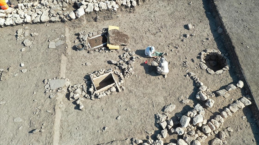 Uygarlık tarihine ışık tutan Çayönü'nde sandık tipi 3 yeni mezar daha bulundu
