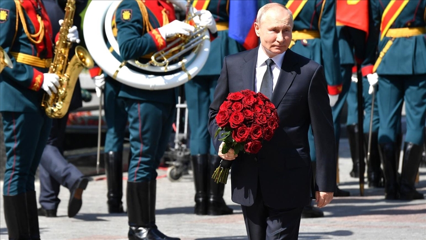 Putin pays last respects to Gorbachev