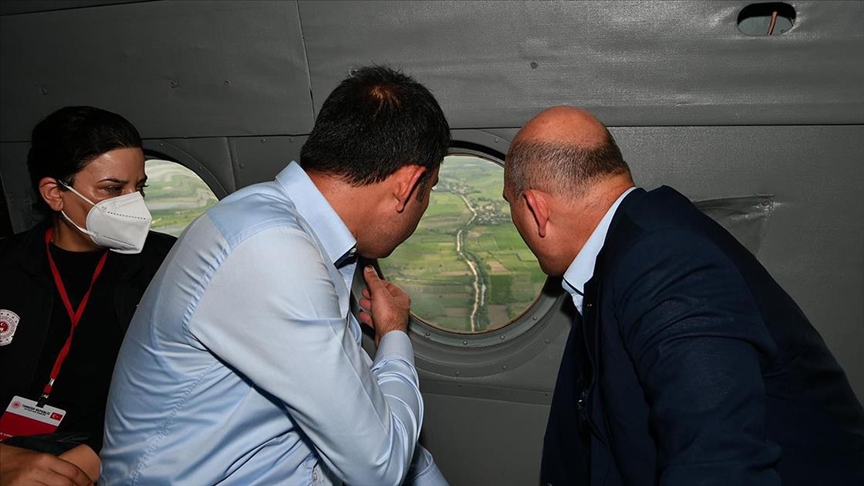 Bakanlar Soylu ve Kurum, Pakistan'da selden etkilenen Badin'de havadan incelemelerde bulundu