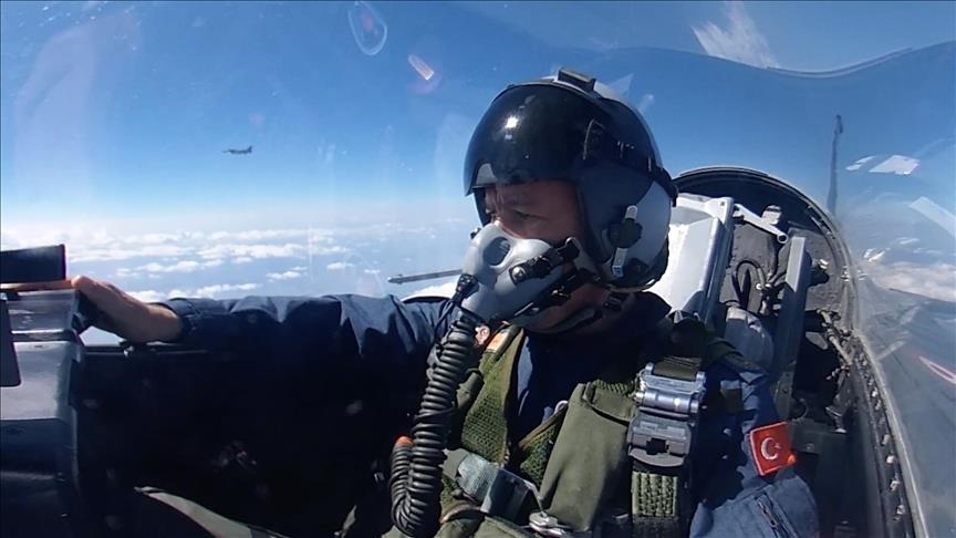 Глава Минобороны Турции сел в кабину пилота F-16