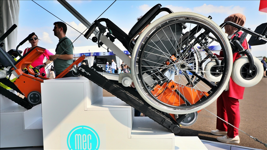 Tekerlekli sandalyenin merdivenden çıkmasını sağlayan paletli sistem TEKNOFEST'te