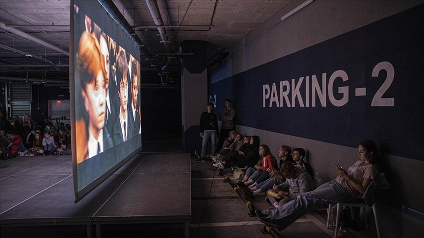 Harkiv’de halka savaşı unutturmak için otoparkta film gösterimi düzenleniyor
