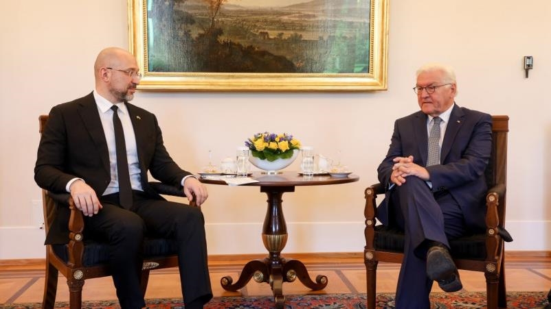 Берлин и Киев обсудили увеличение поставок оружия Украине 