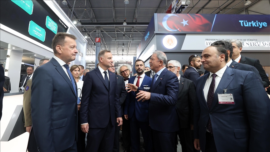 Turkish defense minister visits international fair in Poland