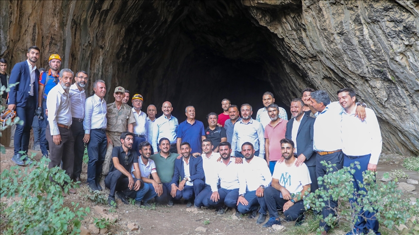 وەزیری ناوخۆی تورکیا گۆرانی کوردی لەگەڵ بەشداربووانی چالاکی "گەنجانی لیجە"دا گوتەوە و هەڵپەڕکێی لەگەڵدا کردن