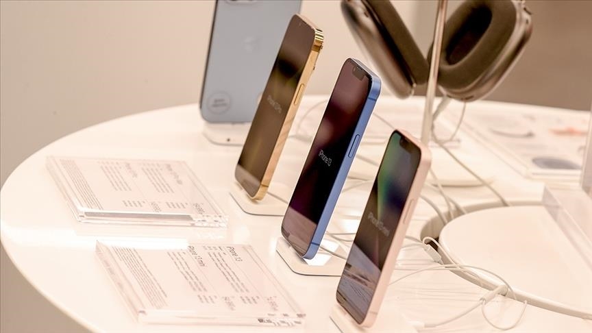 Brazil suspends iPhone sales without charger, fines Apple 