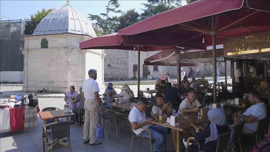 فاصولياء السليمانية.. عقود من الطعم العثماني في إسطنبول (تقرير)